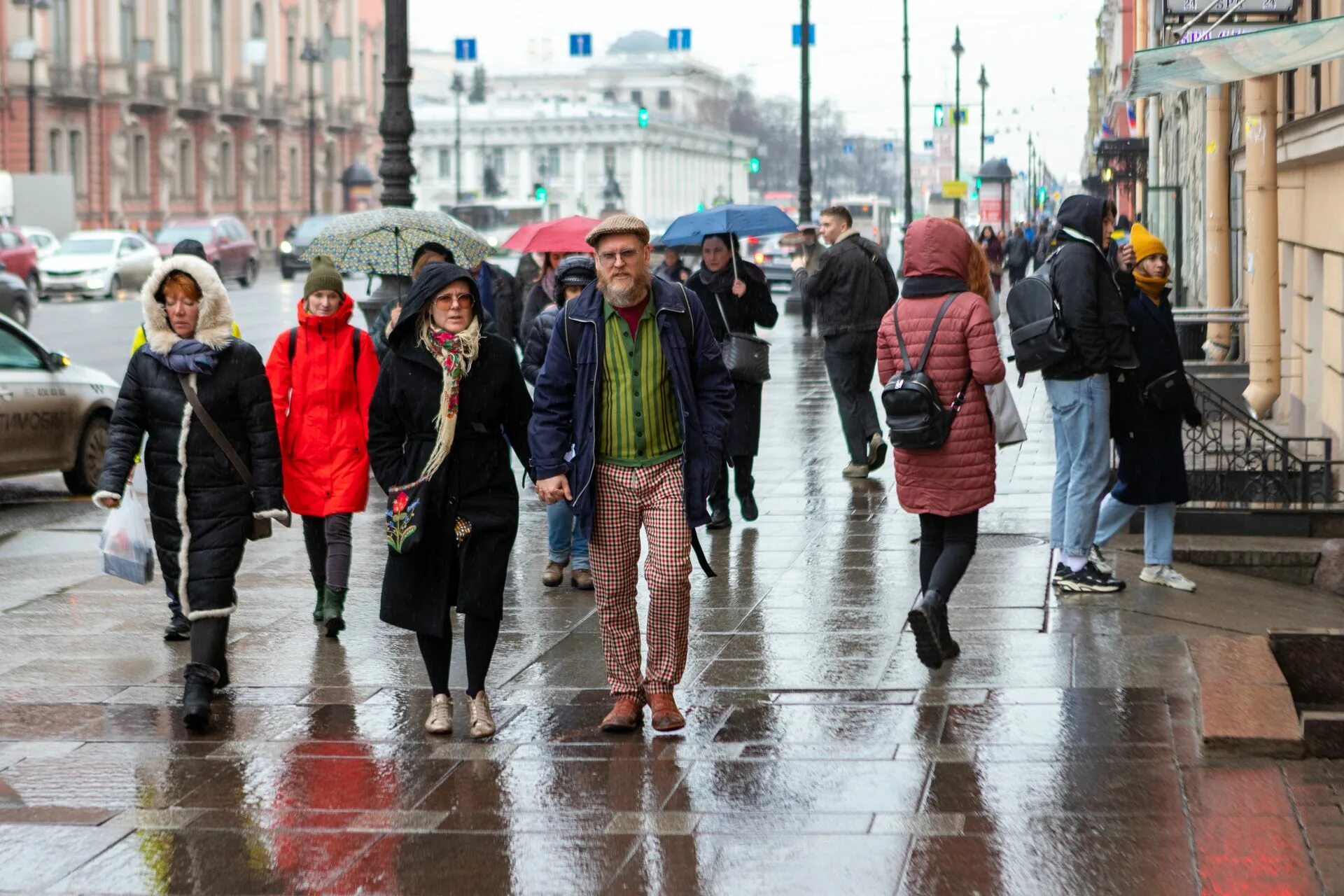 В чем сейчас ходят люди. Жители Санкт-Петербурга. Жители Финляндии. Дождь в СПБ.