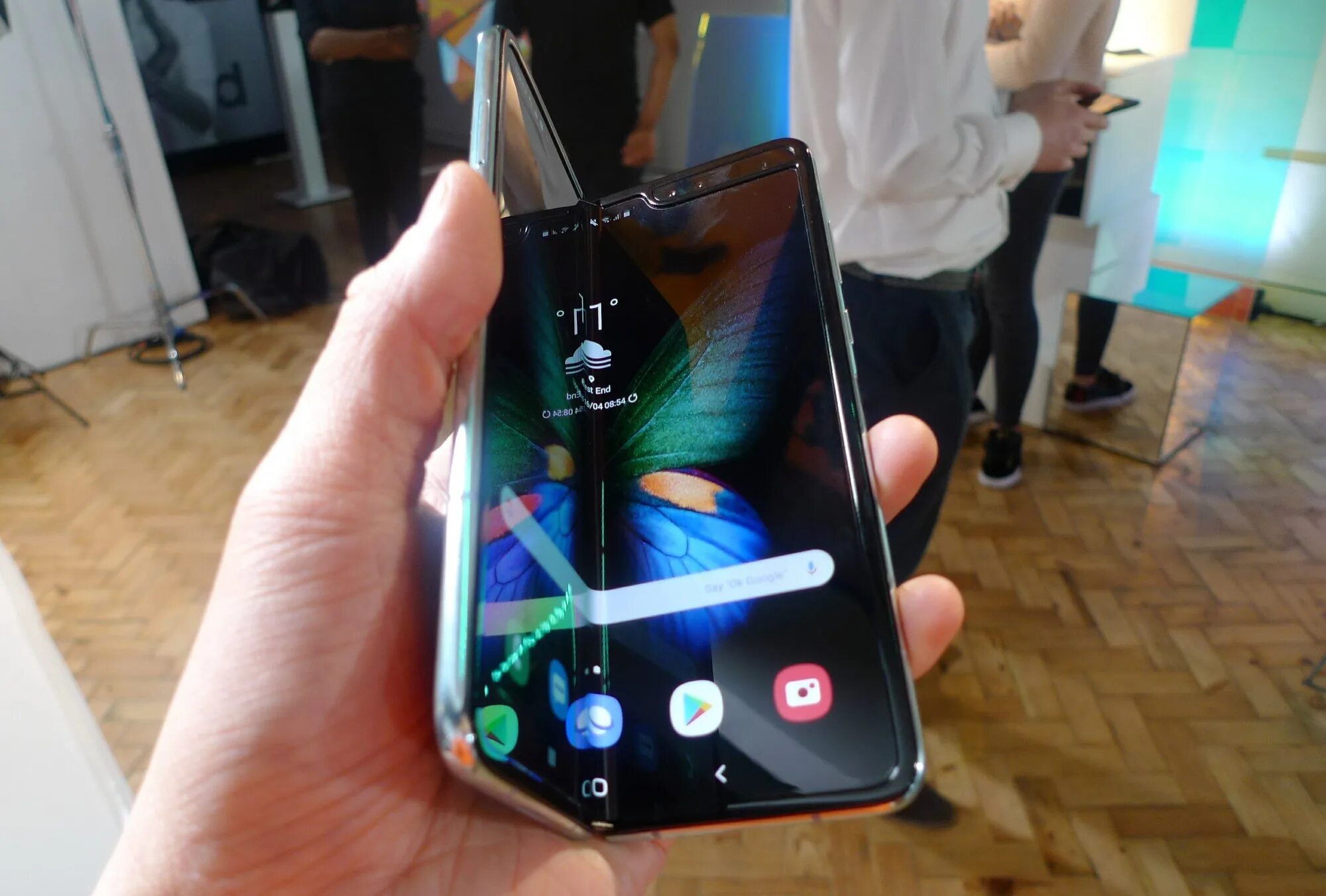 Samsung Galaxy Fold с гибким экраном. Самсунг галакси сгибающийся. Самсунг с гнущимся экраном. Samsung Galaxy Fold сломан. Galaxy fold экран