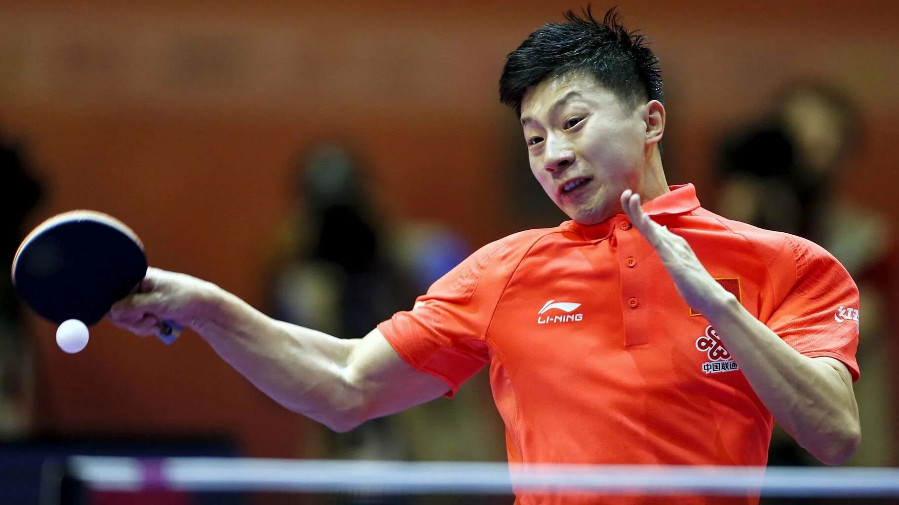 Китайский спорт. Ma long теннисист. Китаец ма лун теннисист. Ма Лонг настольный теннис. Сю синь настольный теннис.