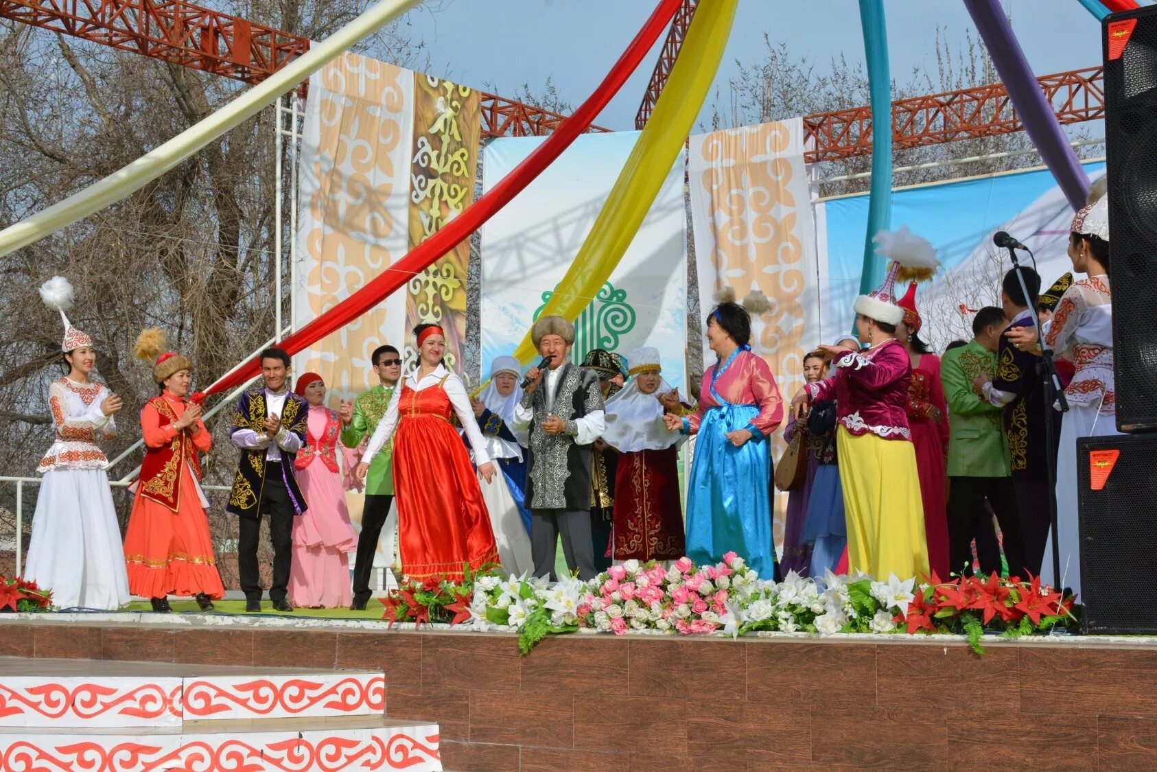 Қош келдің әз наурыз сценарий. Праздник Наурыз в Казахстане. Арка Наурыз. Наурыз баннер. Навруз арка.