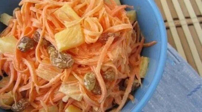 Рецепт новогоднего салата из дании фото. Салат с курицей с ананасом и сыром бри пп. Слоеный салат с копченой курицей и морковкой по корейски. Салат с ананасом и морковью по-корейски. Салат с курицей и корейской морковью с ананасами.