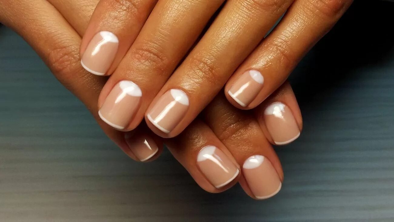 Ногти лак видео. Лунный маникюр. Красиво накрасить ногти. Покрытия гель лак видео урок. Накрасить ногти гель лаком.