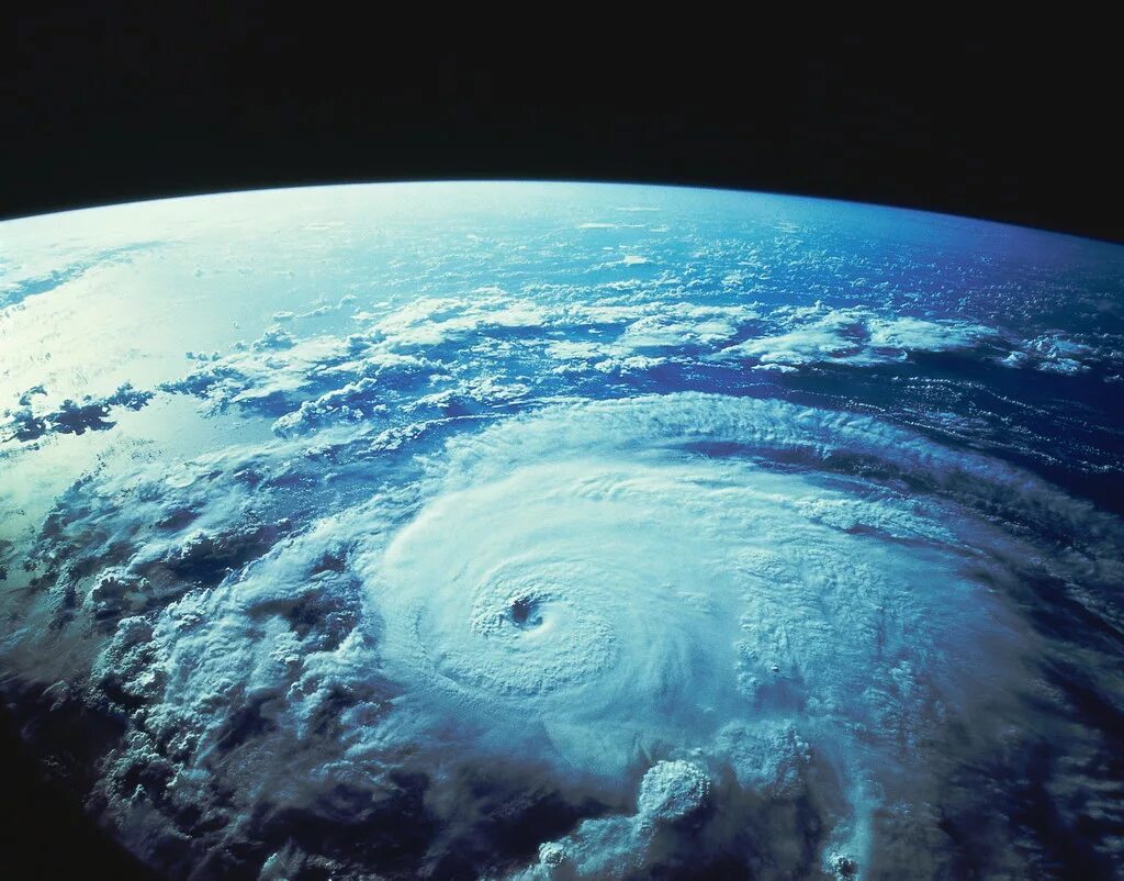 Большие пространство земли. Озоновая дыра над Арктикой 2020. Озоновый слой из космоса. Разрушение озонового слоя атмосферы. Озоновые дыры в атмосфере.