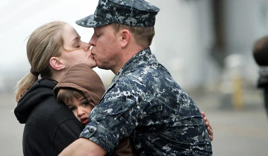 Единовременное военный семья. Жена солдата. Жены военнослужащих. Мужчина защитник. Мужчина защитник семьи.