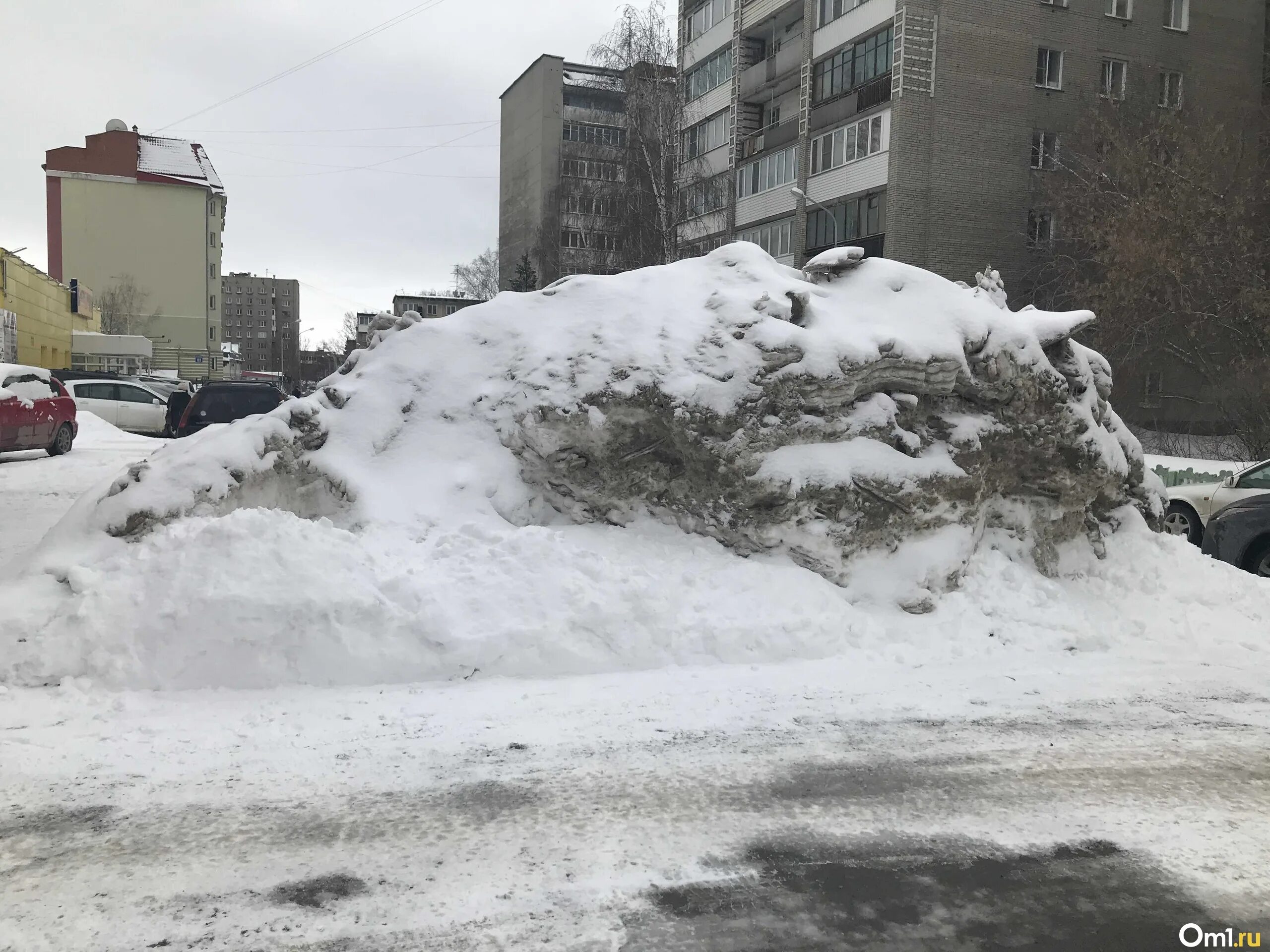 Сугробы в Новосибирске. Рекордные снегопады в Новосибирске. Сугробы в ночном Новосибирске. Обильныйый снег сугробы заносы. Появятся сугробы