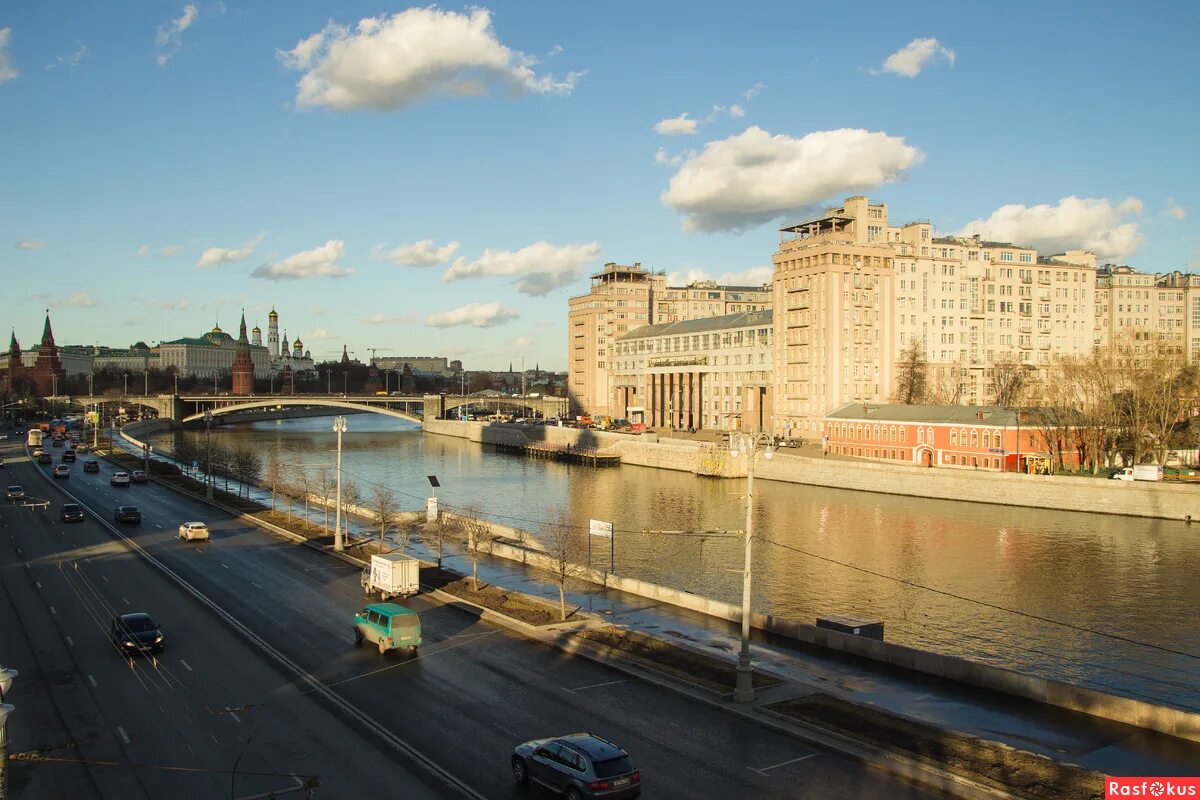 сталинская высотка на таганке. дороги москвы. ш города москвы. набережная москва. дороги в центре москвы.