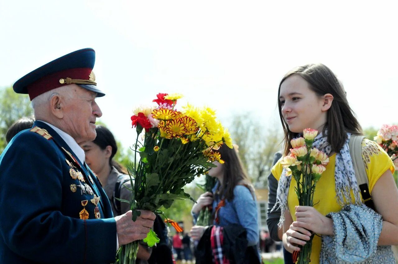 Дети поздравляют ветеранов. Фото ветеранов. Поздравление ветерану на 9 мая. Молодежь поздравляет ветеранов с днем Победы.