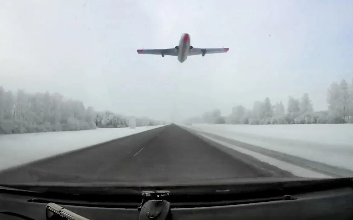 Полет на самолете омск. Самолёт приземлился на дорогу. Самолет АН-12 пролетел над трассой. Омск самолет над дорогой. Дрон самолет.