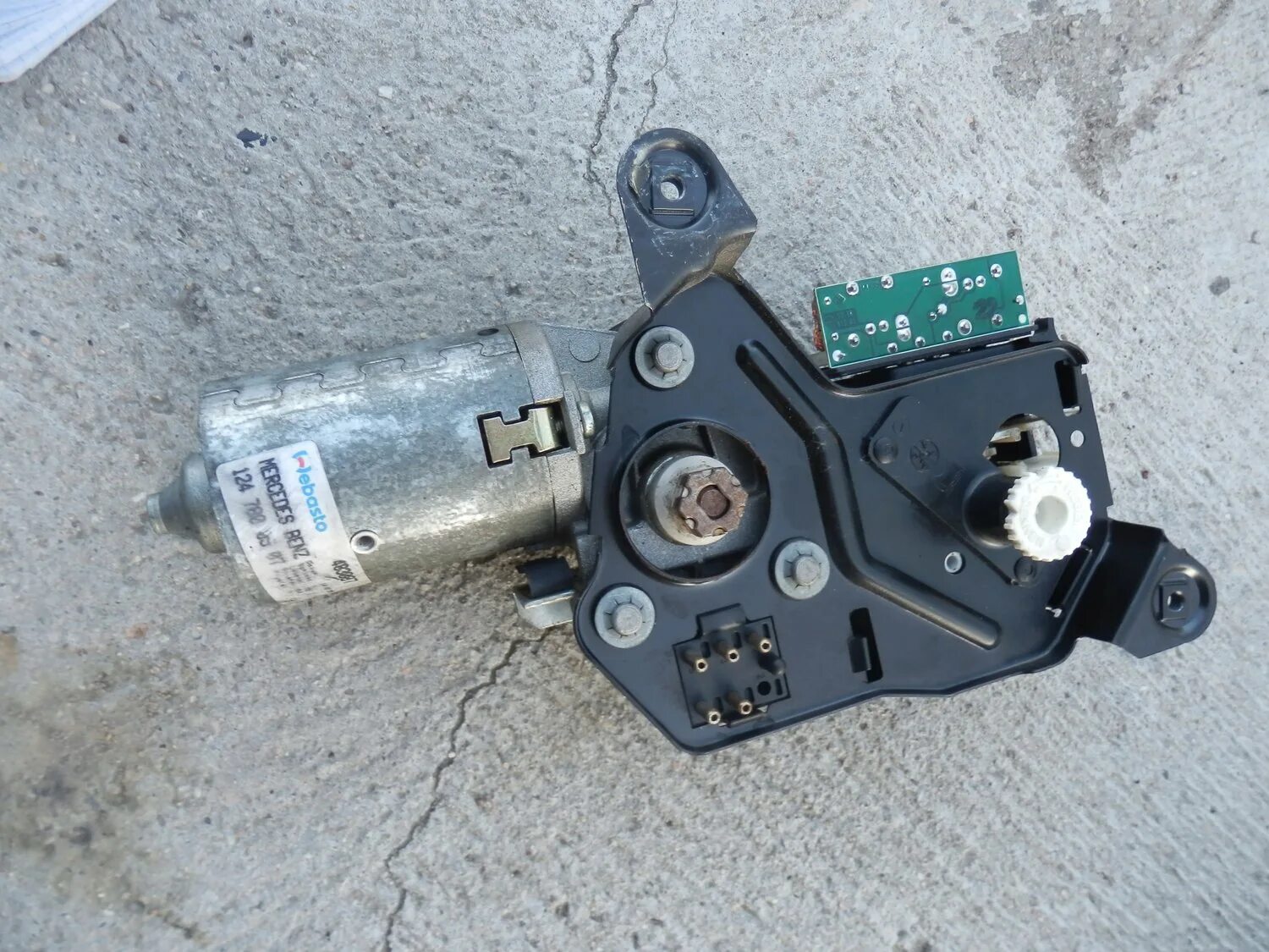 Привод люка субару форестер. Привод люка. Привод люка. Моторчик люка додж неон. Привод люка.