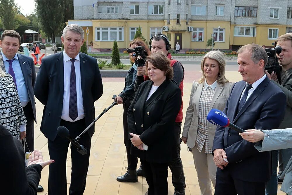 Брянское городское управление образования. Квасов Брянская городская администрация. Брянская городская администрация фото. Глава Фокинской районной администрации г Брянска. Брянская городская администрация ВКОНТАКТЕ.