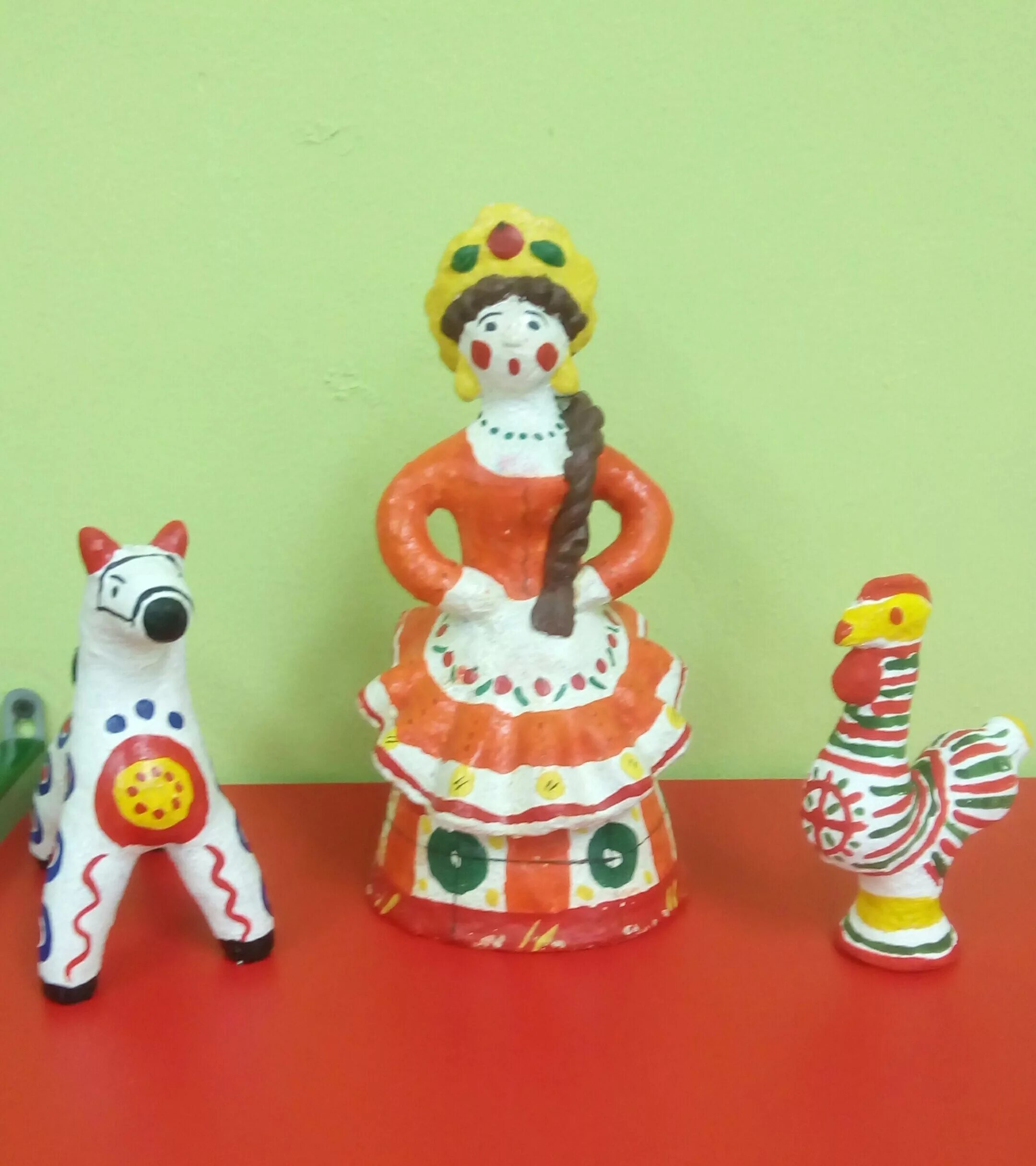 глиняные народные игрушки дымковская. поделки из хохломы. дымковская игрушка барыня лепка. народные промыслы из пластилина. дымковская игрушка в центральной россии.