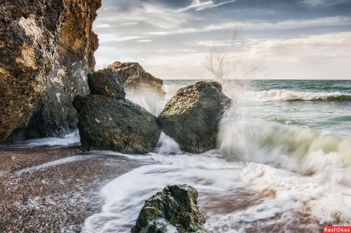 разобьемся скалы. волны и скалы. скала сломанная. море скалы шторм. скалы в баренцевом море.