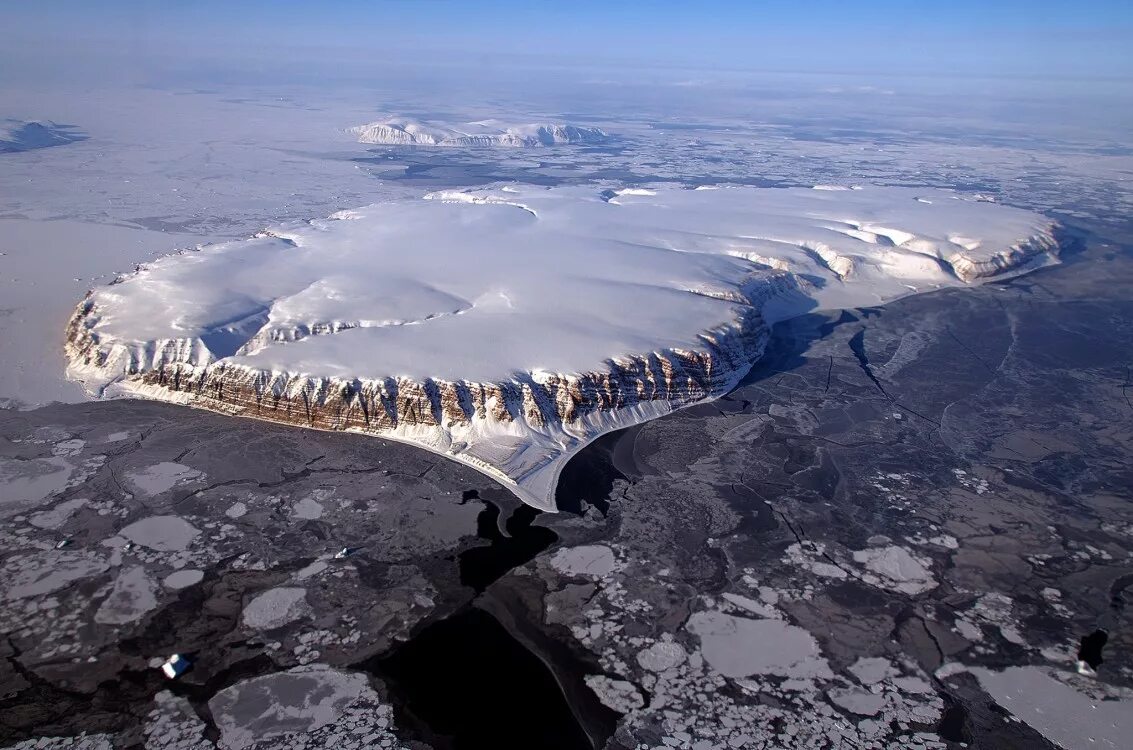 Большой остров покрытый льдами. Гренландия ледник Ледниковый щит. Ледник Антарктида Арктика Гренландия. Гренландия и Северный полюс. Гренландия (остров).