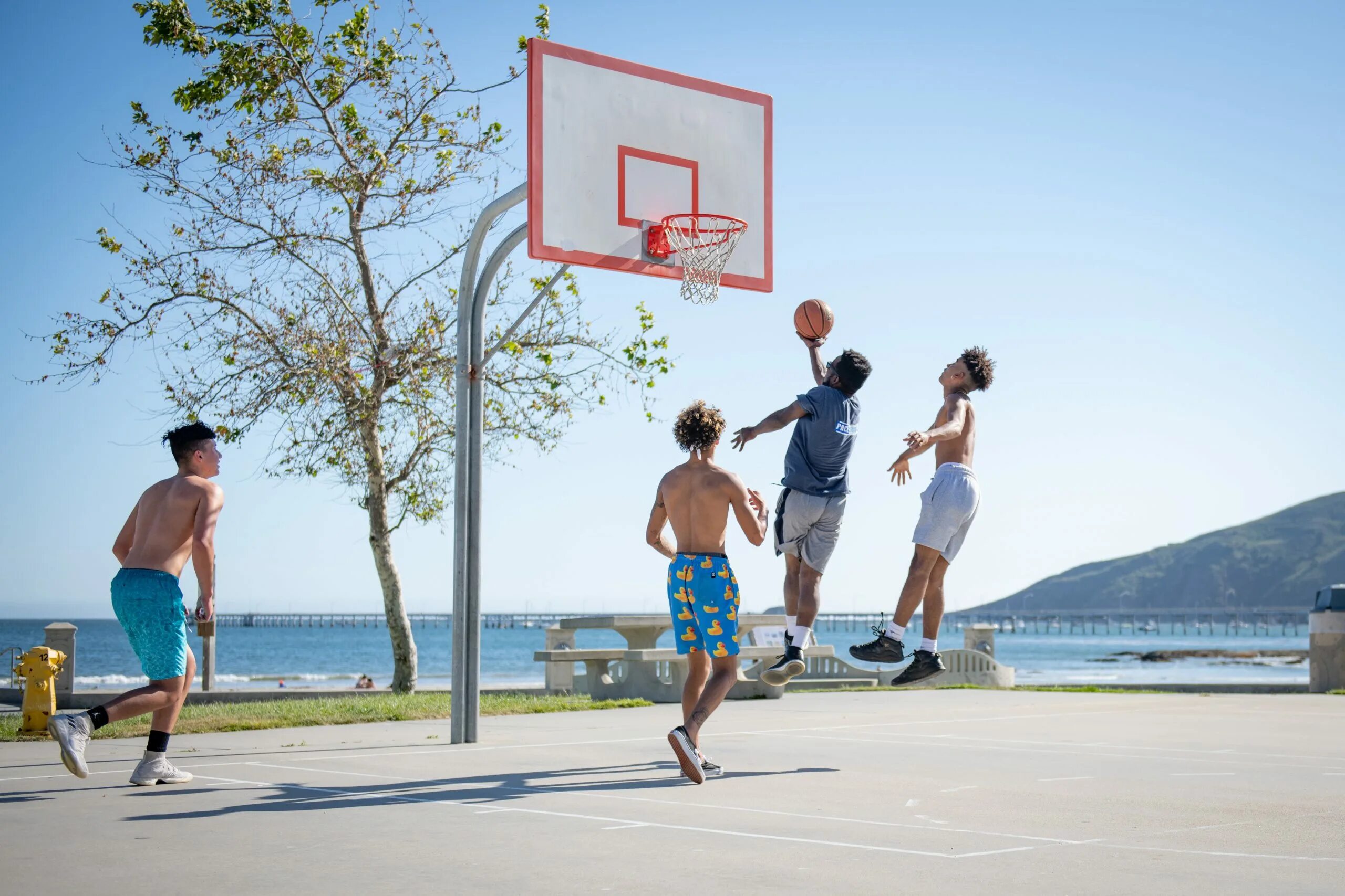 My friend plays basketball than me. Уличный баскетбол. Баскетбол на пляже. Баскетбол на улице. Баскетбол картинки.