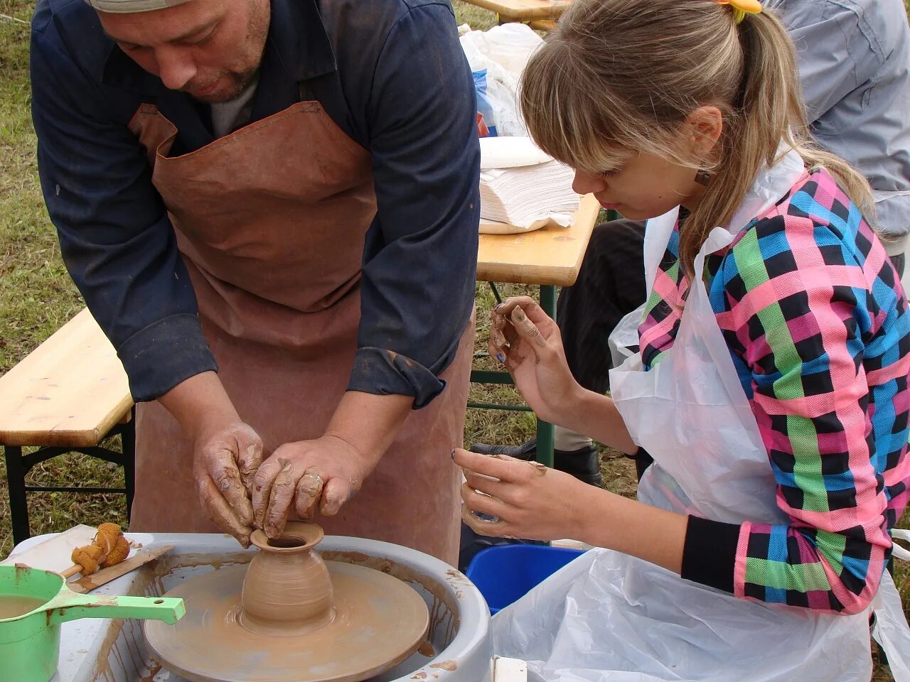 Гончарные изделия мастер класс. Гончарная мастерская аванос. Обточка изделия на гончарном круге. Гончар образование. Гончар образование.