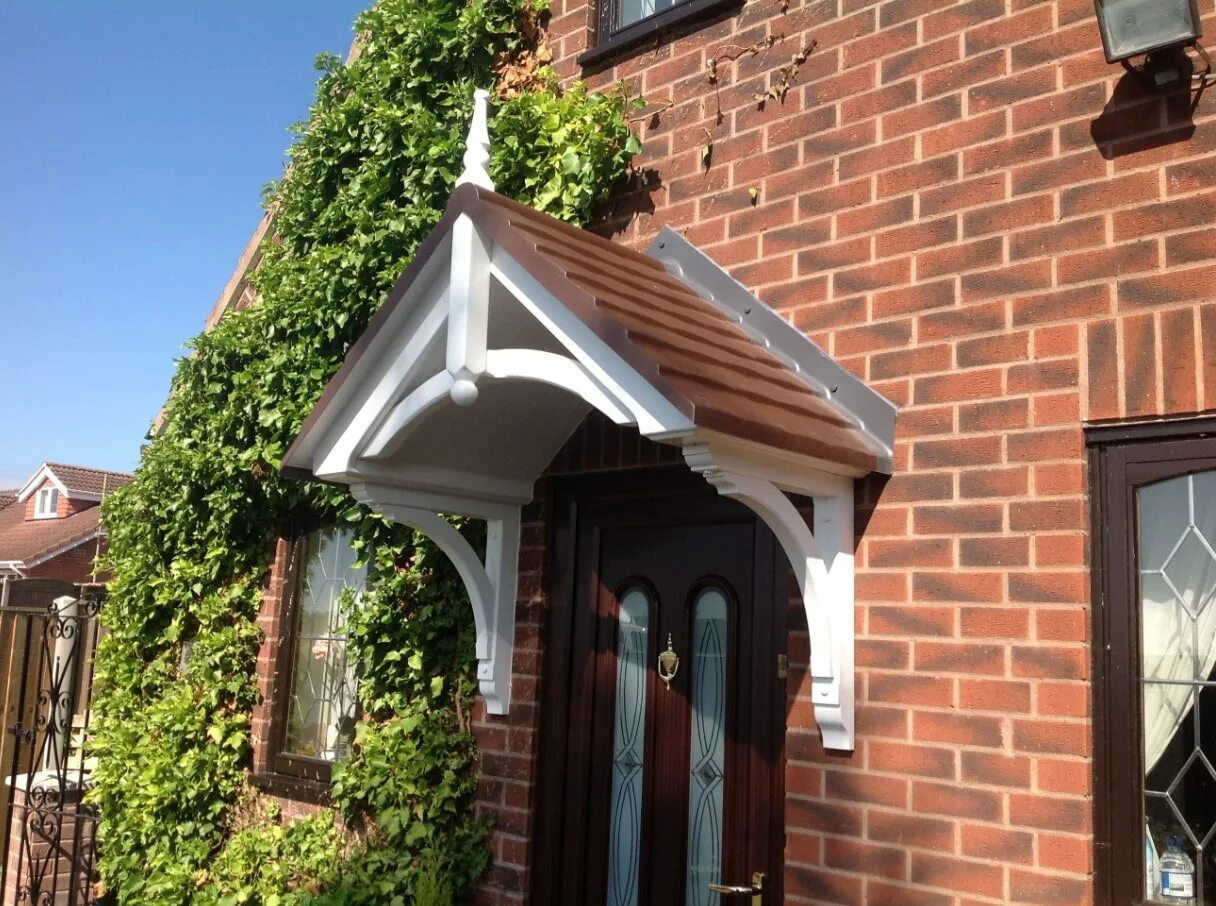 Навес над крыльцом на даче. Навес над дверью частного дома. Крыльцо с навесом. Навес над крыльцом входной. Навес над крыльцом из поликарбоната.