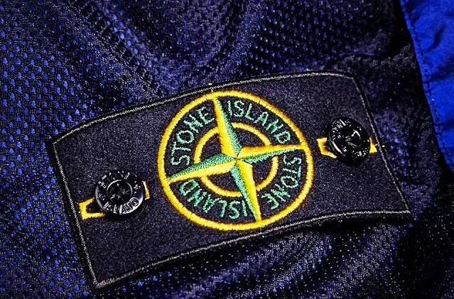 Фирма island. Стон Исланд. Стон Айленд ОФФНИКИ. Бренд стон Исланд. Флаг Stone Island.