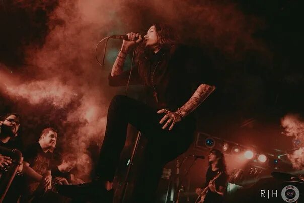 Bad omens careful what you wish for. Bad omens мерч. Bad omens glass houses. Группа bad omens. Bad omens nowhere to go.