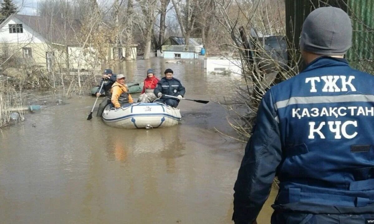 Казахстан потоп сегодня. Казахстан паводки. Наводнение в Казахстане. Паводок МЧС. Паводковая обстановка в Казахстане.