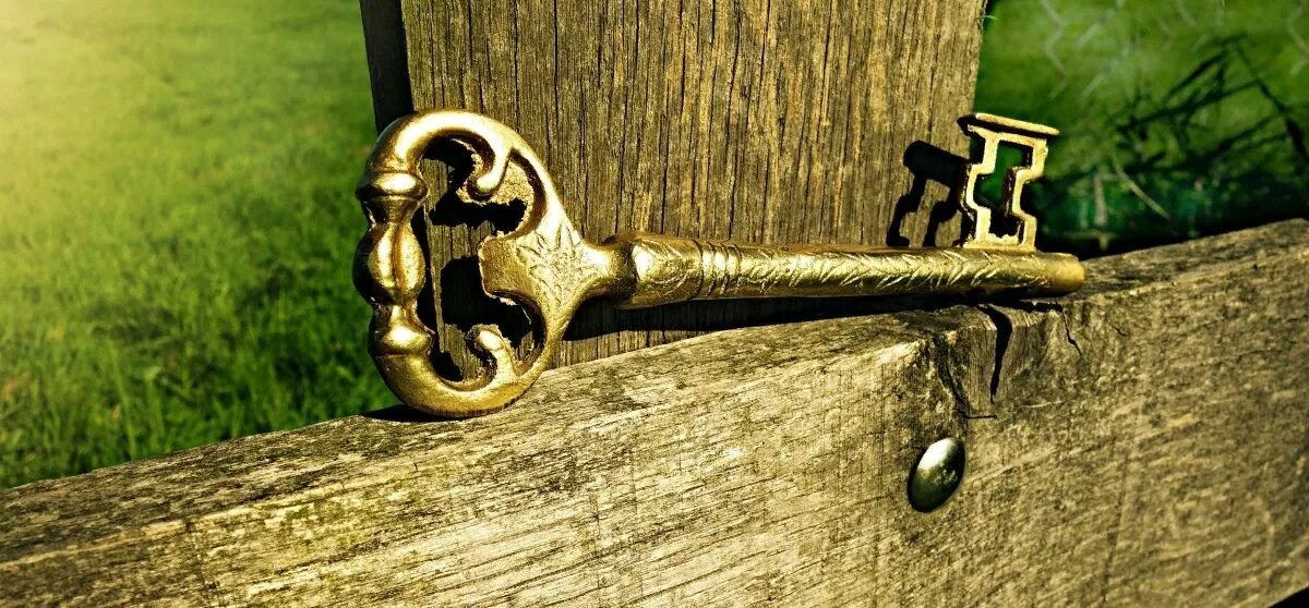 золотой ключик версаче. день золотистым ключиком. золотой ключик буратино. песенка светит солнышко для всех. изображение золотого ключика.