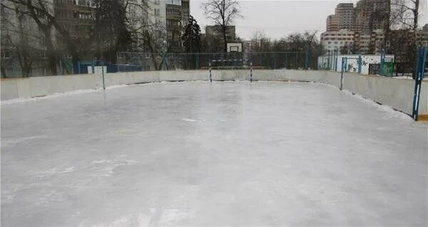 Ледовый каток тирасполь. Ледяные скульптуры на байкале 2021 листвянка. Каток во фролово. Булатов хоккеист. Лед 3 московский.