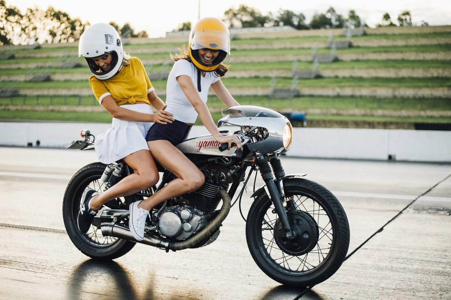 Пассажир мопеда. Ducati cafe racer девушки. кафе рейсер с пассажиром. ямаха каферейсер девушка. ducati cafe racer biker.