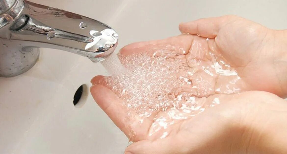 Соль растворяется в воде. Мытье рук. Вода вымывает соли. Легкорастворимые породы примеры. Растворение в воде.