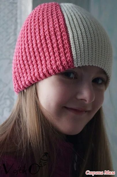 Шапка из разноцветной пряжи. Двухцветная шапка. Женственная вязаная шапка спицами. Двухцветная шапка. Женская вязанная шапка даухзветная.