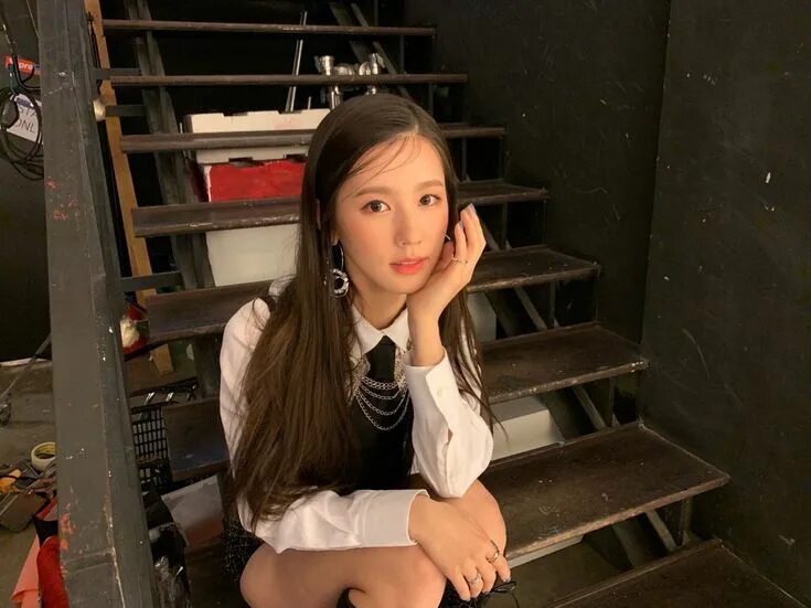 Bloom i dle. Миён джи айдл. миён из g i-dle. миен g idle томой. miyeon icons.