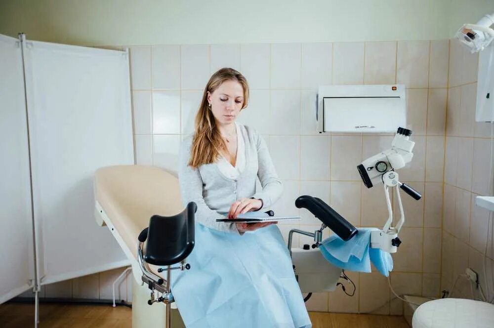 Посещение врача гинеколога. Консультация гинеколога. обследование на гинекологическом кресле. женское обследование. гинекология осмотр.