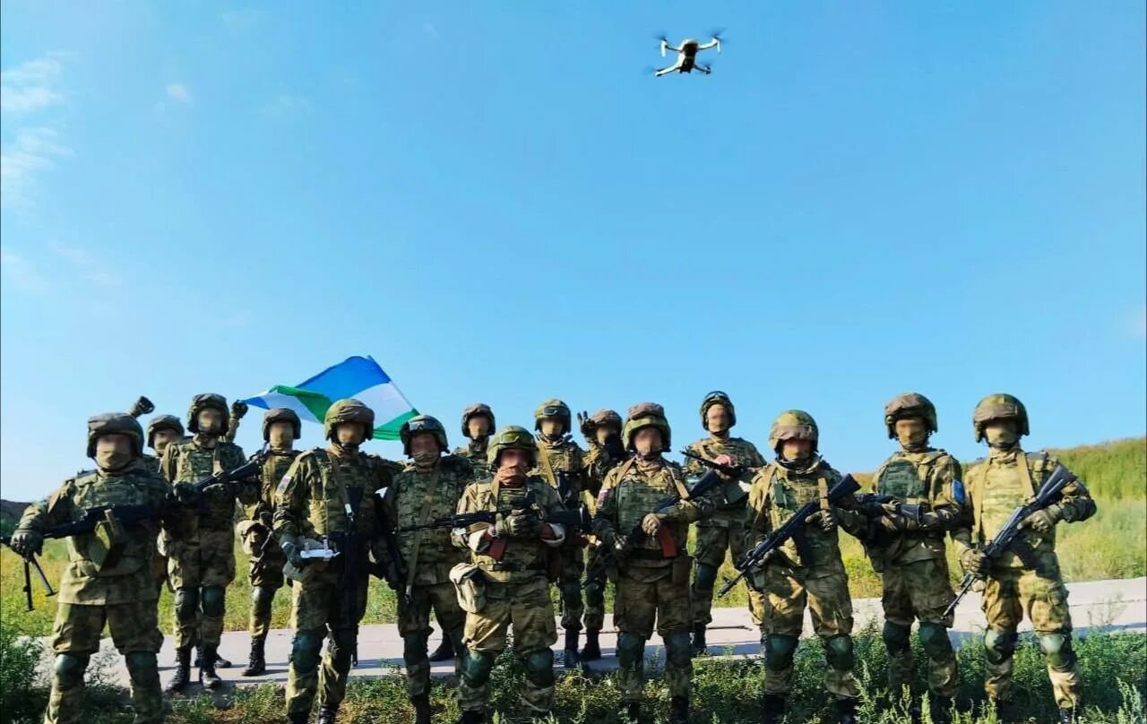 Оплот футболка. Military production. Ополченцы днр. Бойцы украинской армии. Последний оплот независимости футболка мужская.