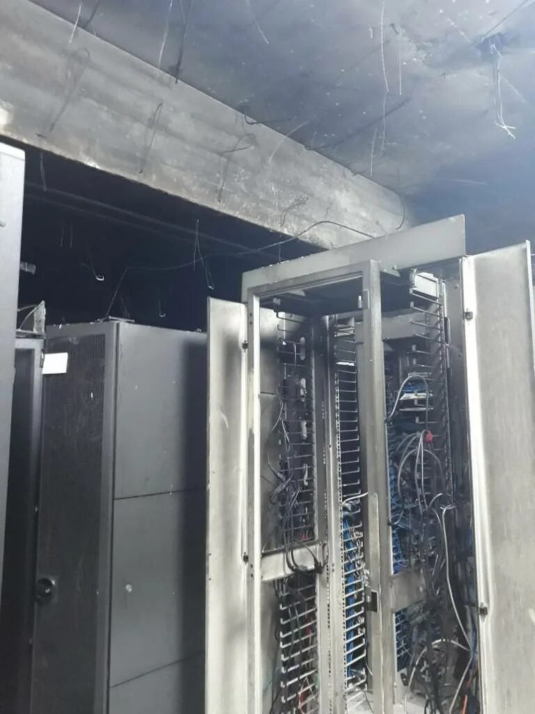 Сгорела аппаратура. Пожар в серверной. Сгорела серверная. Сгоревшее оборудование серверной. Сгоревший сервер.