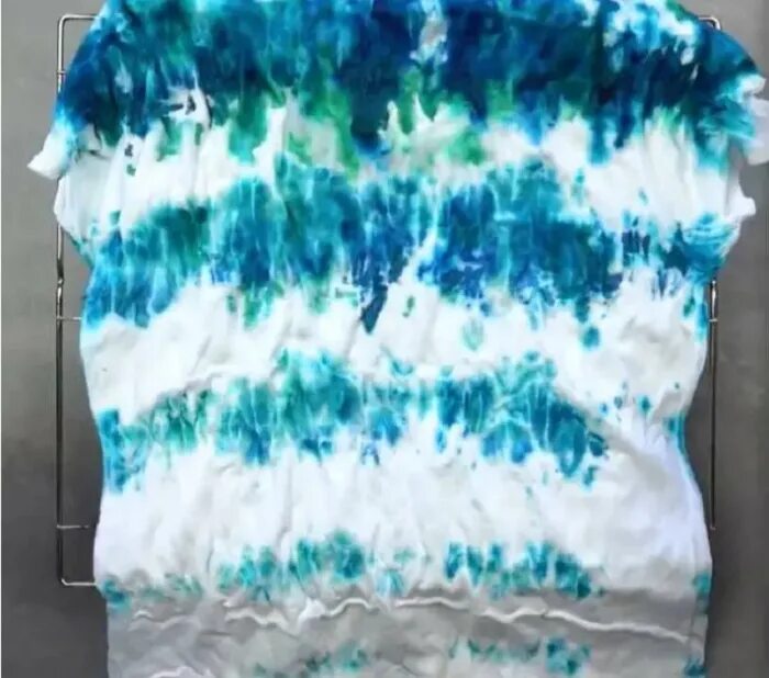 Красим белизной. Белую футболку белизной покрасить. Красим белизной. Узелковый батик футболка. Красим белизной.