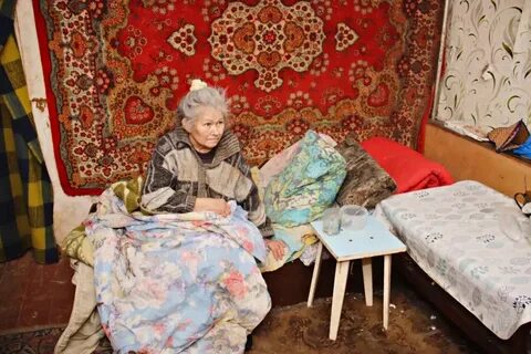 Живет с бабкой