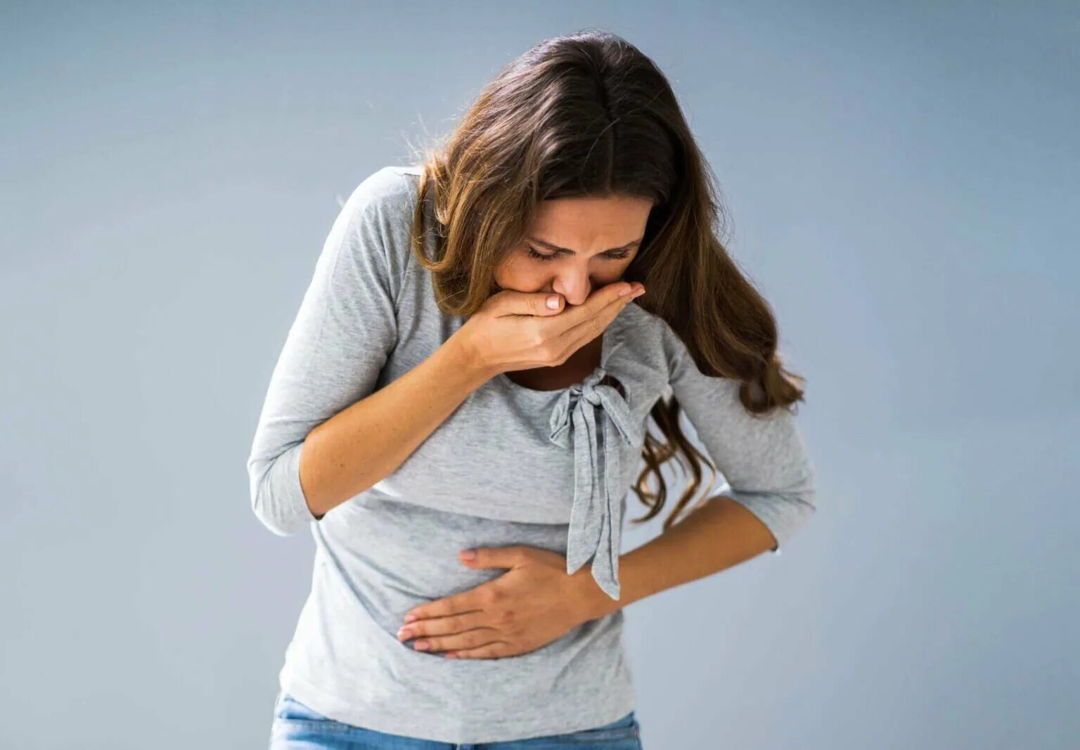 Девушка кушает. Потеря аппетита. Заедание стресса. Плачу после еды. Девушка пищеварение.