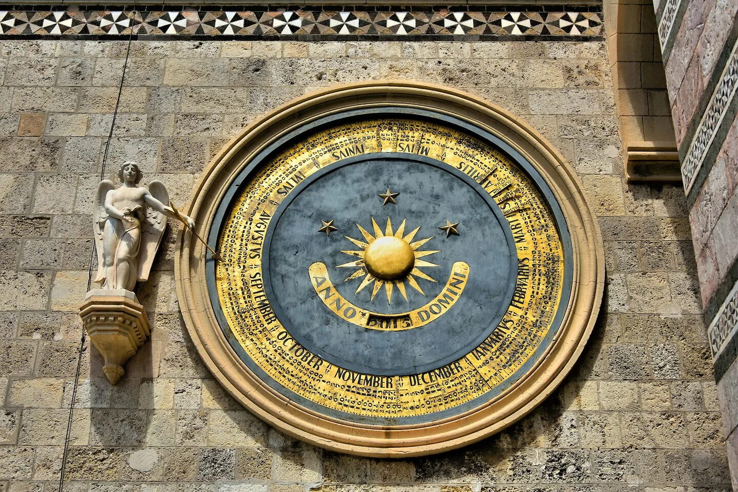 Италия часы время. Росток Церковь Святой Марии астрономические часы. Астрономические часы. Астрономические часы Грузия. Вертикальные солнечные часы с мозаикой.