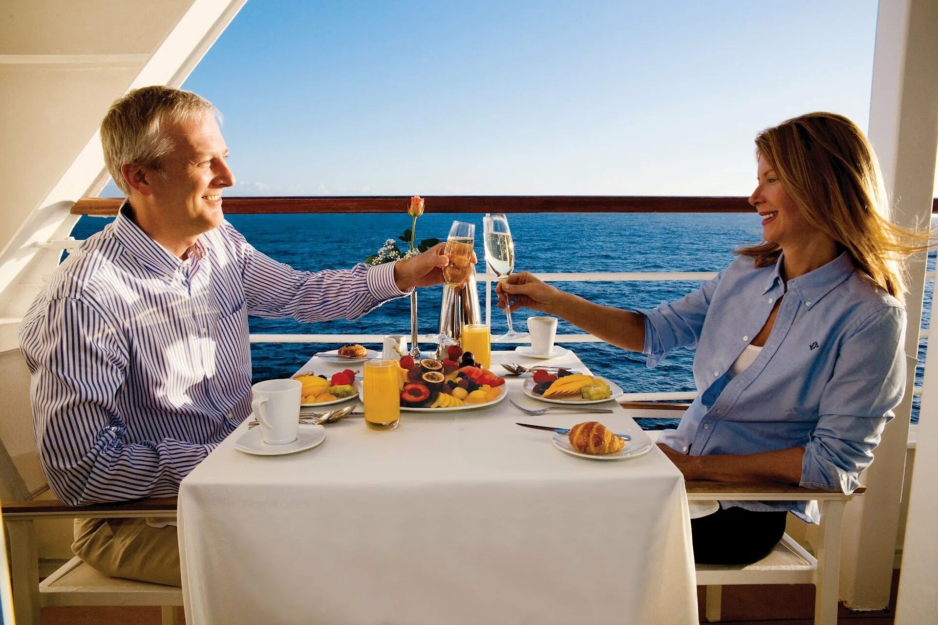 Семья на круизном лайнере. Туристический лайнер. Путешествие на корабле. Круиз сеансы. Ужин на теплоходе рэдиссон.