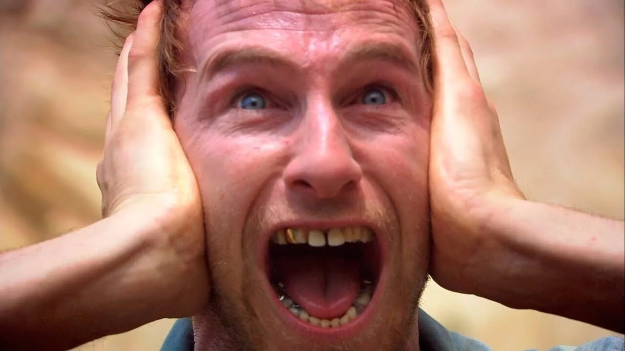 Неприятный звук. Человек закрывает уши. Закрывает уши руками. Девушка затыкает уши. Девушка схзакрытими ушами.