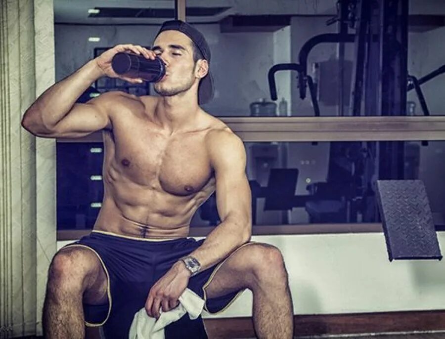 Что пьют спортсмены во время тренировки. Мужские тренировки. Спортсмен после тренировки. Парень после тренировки. Спортивное питание для мужчин.