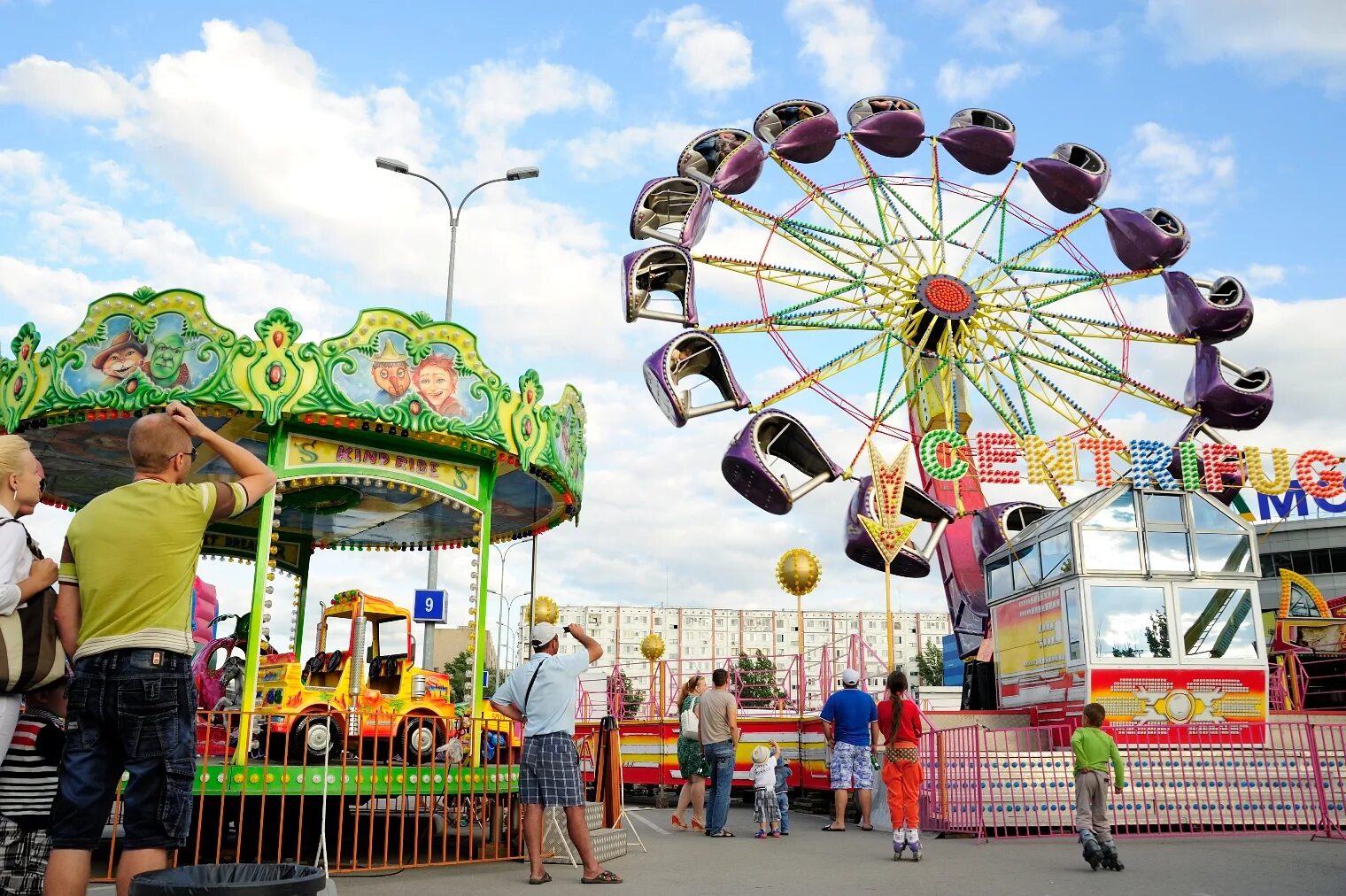 Луна парк 2. Луна парк Карусель Москва. Лунапарк аттракционы Балаково. Луна парк парк аттракционов Новомихайловское. В Москве лунопа парк аттракционов Лунапарк.