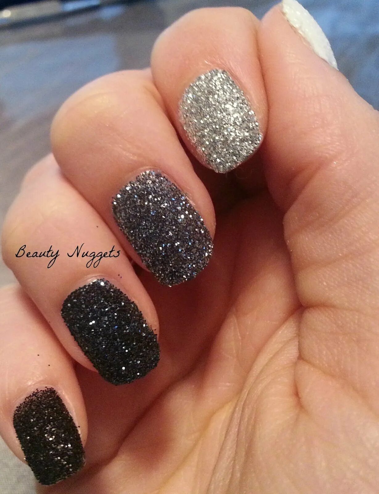 Маникюр черный с блестками. Матовые ногти с бликами. Маникюр розовый с блестками. Чёрный маникюр с блёстками. Ногти с блестками.
