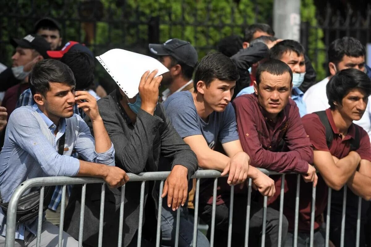 Счастливые мигранты. За счет мигрантов. Люди на улице. Канал незаконной миграции. Гастарбайтеры из средней азии.