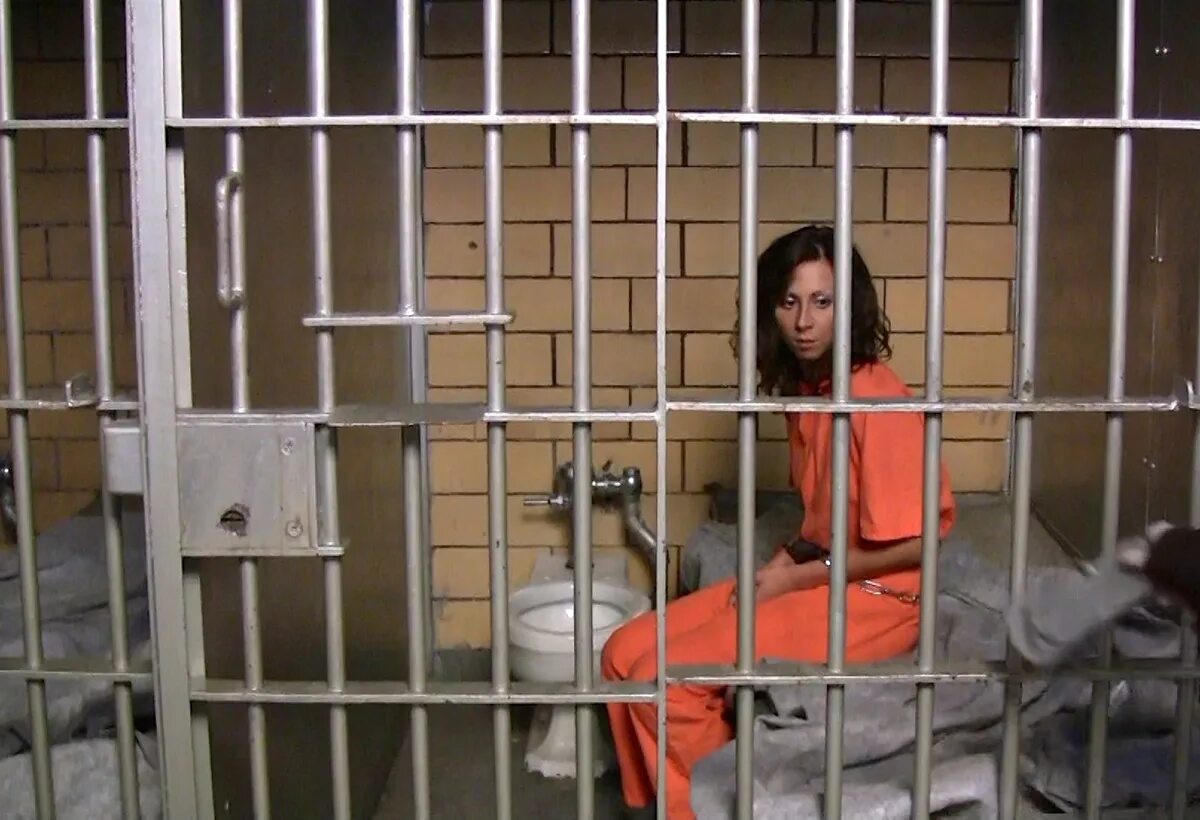 Мария дапирка 2022. Камера для пожизненно осужденных. Человек за решеткой. Мужчина за решеткой. Prisoner на русском.