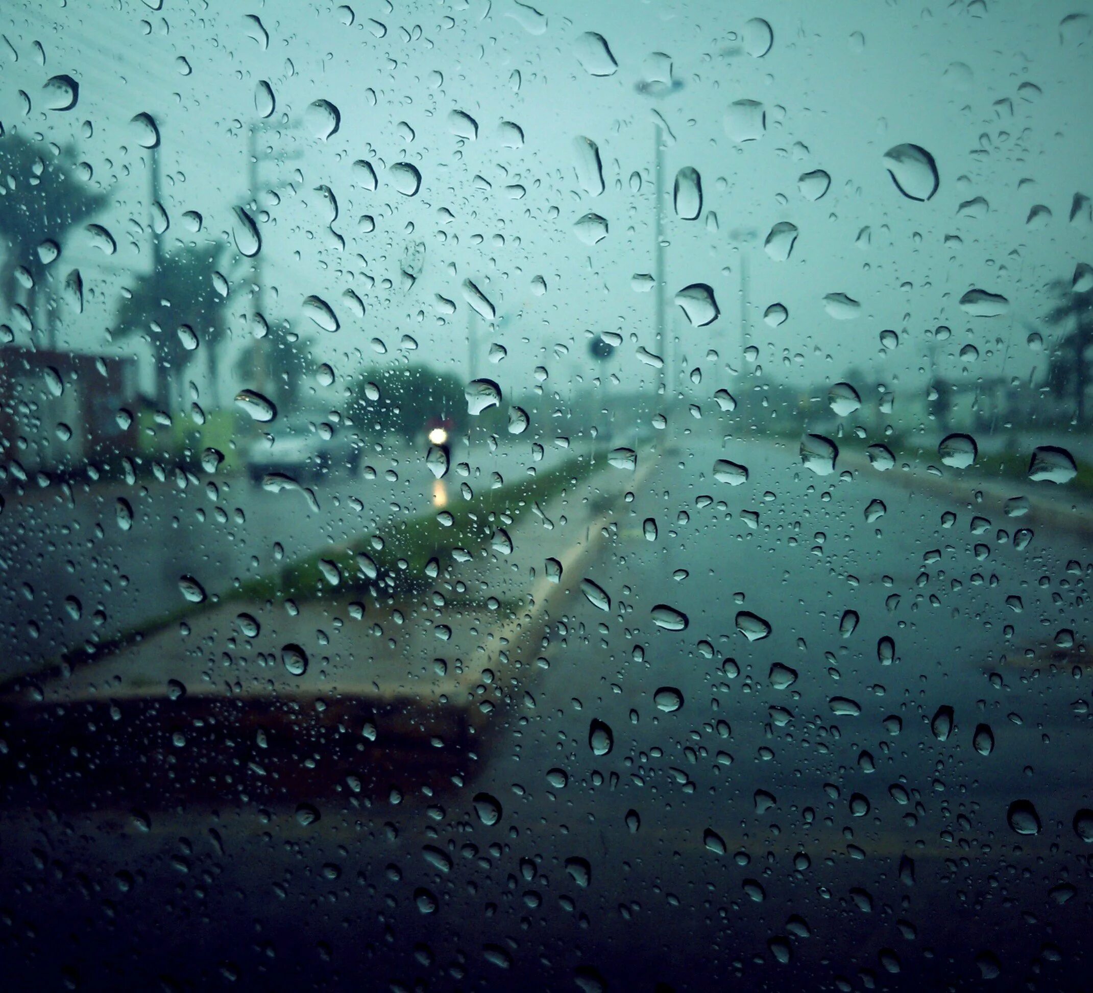 Дождь 6 капель. Капли на стекле. Капли дождя. Дождинки на стекле. Дождливый фон.
