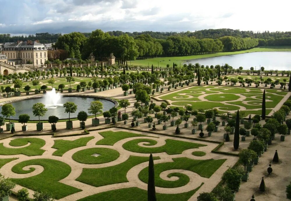 Версаль под. Версальский дворец и сады. Садовый партер Версальского дворца. Парк Версаль малый парк. Версальский дворец фонтаны.