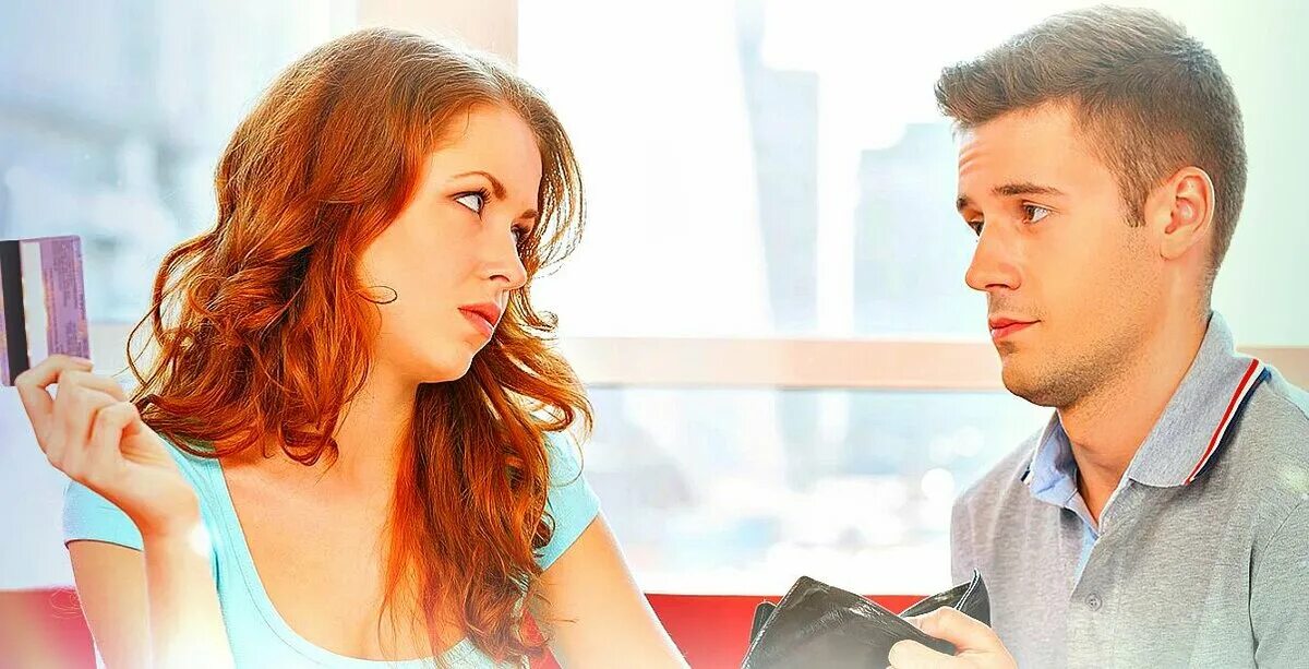 Стеснительный парень. Люди знакомятся. Свидание в кафе. Встреча мужчины и женщины. Пикапер фотографии девушек.