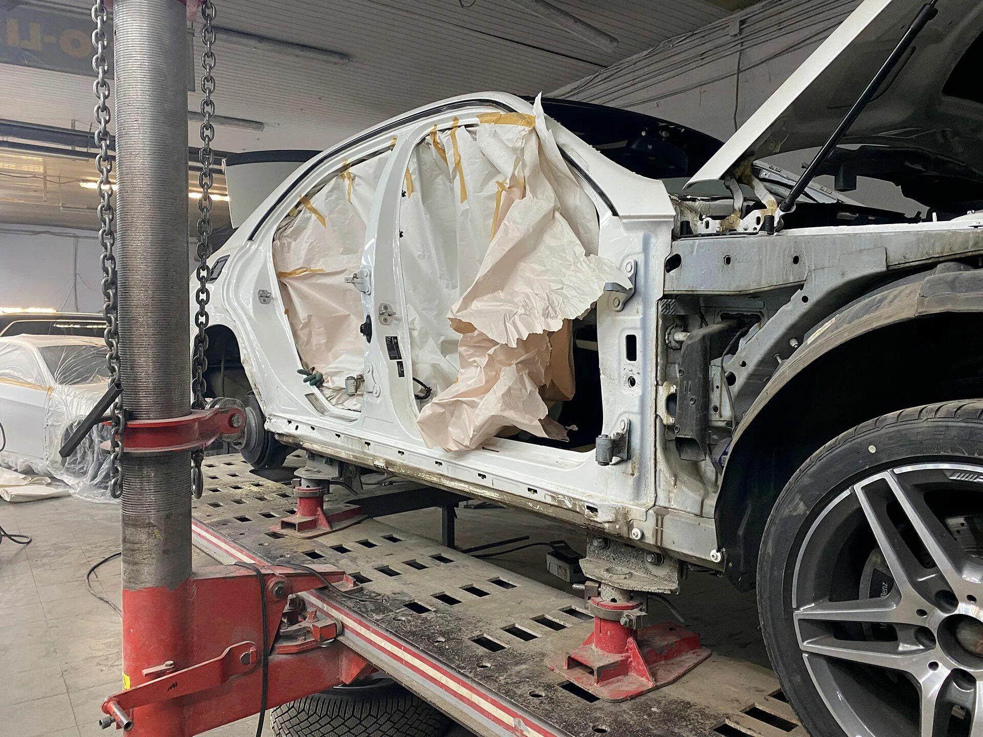 Вытяжка кузова автомобиля на стапеле. Вытянуть кузов после дтп. Машина на стапеле. Рихтовка кузова автомобиля. Вытянуть кузов после дтп.