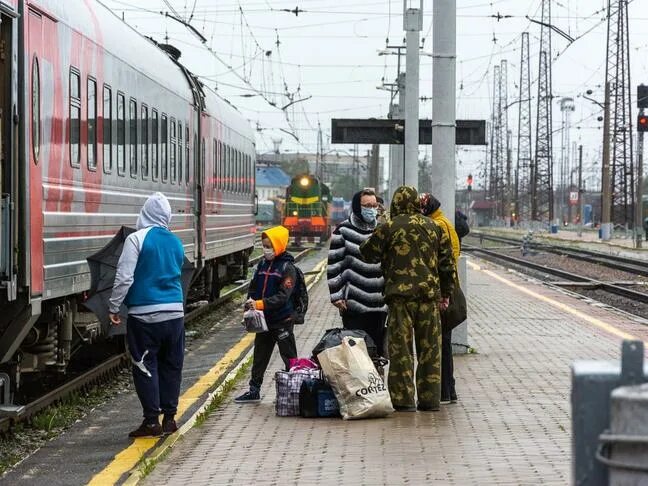 Настя приходит на железнодорожную станцию. Электричка приехала. Приходящий поезд. Приезжие у поезда. Рыцари ждут электричку.