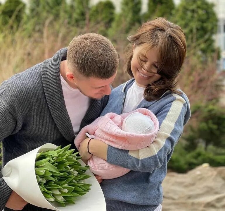 Родители и дети. Родители делят ребенка. Папа с дочкой за руку. Расставание с детьми. Ребенок в семье.