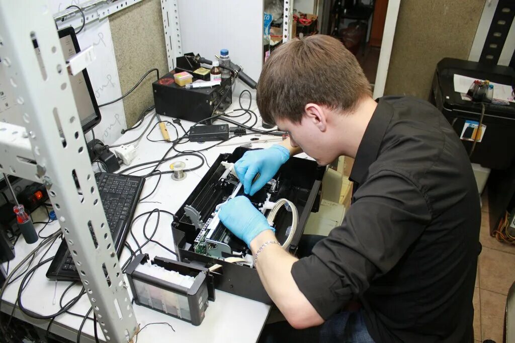 Сборщик компьютеров. Компьютер мастер. Компьютерный мастер тула. Мастер по ремонту пк. Частный компьютерный мастер роман.